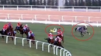At yarışında korkutan kaza: 4 jokey attan düştü!