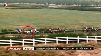 At yarışında yürekleri ağza getiren kaza!