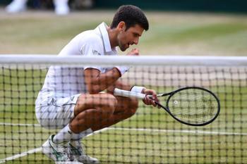 Novak Djokovic, tarihi zaferin ardından çim yedi!
