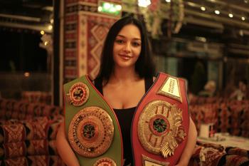 Dünya şampiyonu Dilara Yücel'e davullu zurnalı karşılama