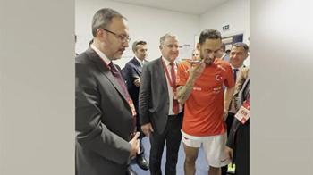 Cumhurbaşkanı Erdoğan'dan A Milli Futbol Takımı'nı telefonla arayarak tebrik etti