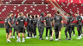 A Milli Futbol Takımı, Polonya maçı öncesi statta yürüyüş yaptı