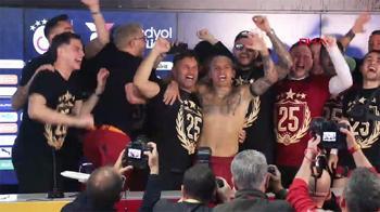 Galatasaraylı futbolculardan basın toplantısına baskın!