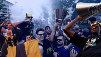 Şampiyon Fenerbahçe taraftarıyla buluştu