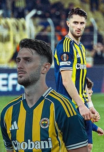 İsmail Yüksek nişanlısıyla tribünde! Dikkat çektiler