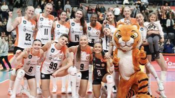 Eczacıbaşı evinde İlbank'a set vermedi, seri 9 maça çıktı