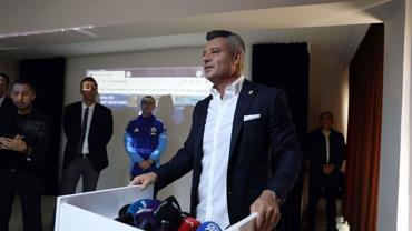 Sadettin Saran, dönüş yolculuğunda futbolcuları tebrik etti