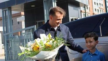 Kerem Aktürkoğlu, okul başkanı seçilen Aras'ın seçim vaadini yerine getirdi.