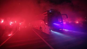 A Milli Futbol Takımı, meşaleler eşliğinde stada girdi