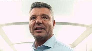 Fenerbahçe Başkanı Sadettin Saran, Rize dönüşü uçakta futbolcuları tebrik etti