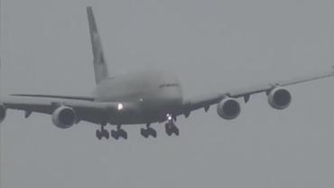 PSG kafilesini taşıyan uçağın şiddetli rüzgardan etkilendiği anlar böyle görüntülendi