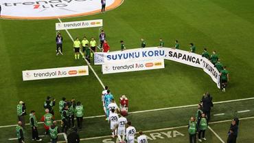 Sakaryaspor 'Suyunu Koru, Sapanca'yı Kurtar' pankartıyla maça çıktı