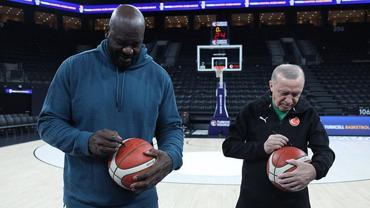 Cumhurbaşkanı Erdoğan, eski NBA oyuncusu Shaquille O'Neal ile basketbol oynadı