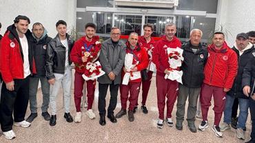 Türk spor tarihine geçen Furkan Akar, Erzurum'da çiçeklerle karşılandı