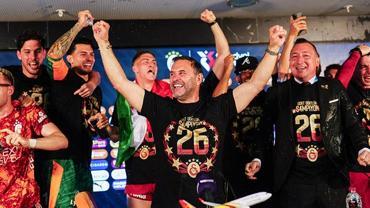 Galatasaraylı futbolculardan şampiyonluk sonrası basın toplantısı baskını!