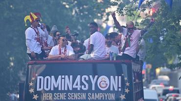 Galatasaraylı futbolcular, şampiyonluk kutlamaları için RAMS Park'a hareket etti