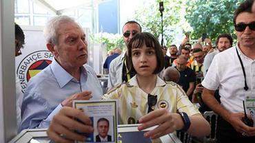 Aziz Yıldırım, oyunu kızı Yaz ile birlikte kullandı