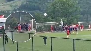 Sahanın karıştığı amatör maçta futbolcular birbirine girdi