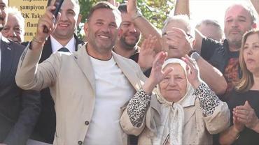 Okan Buruk ve annesi Zehra Buruk, Galatasaraylı taraftarlara üçlü çektirdi