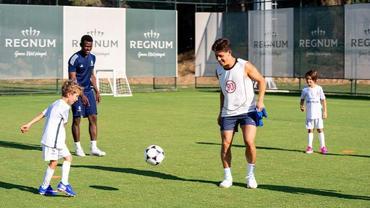 Arda Güler'den minik futbolcuların antrenmanına sürpriz ziyaret