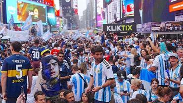 Arjantinli taraftarlar Times Meydanı'nı doldurdu
