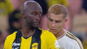 Ronaldo'dan güldüren hareket! Rakibinin taktik kağıdını okumaya çalıştı