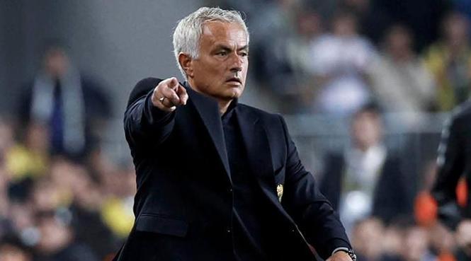 Jose Mourinho kulübeye dönüyor 