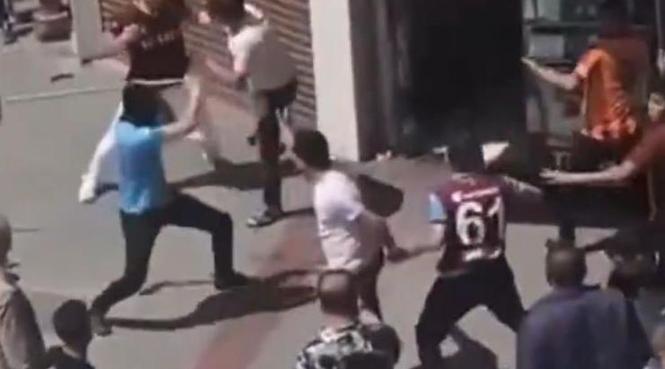Maç öncesi taraftarlar arasında kavga çıktı