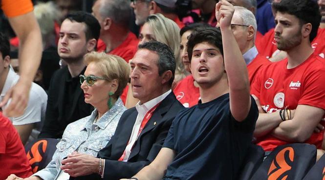 Ali Koç, mücadeleyi oğluyla takip ediyor