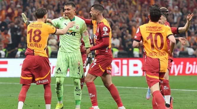 Muslera ve Mertens'e veda