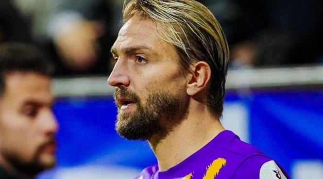 Caner Erkin imzayı atıyor
