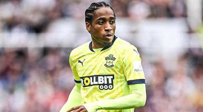 F.Bahçe Walker-Peters'ı bitiriyor