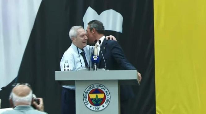 Aziz Yıldırım kürsüye geldi ve Ali Koç'a sarıldı