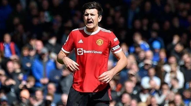 3 büyükler, Maguire'ı takibe aldı