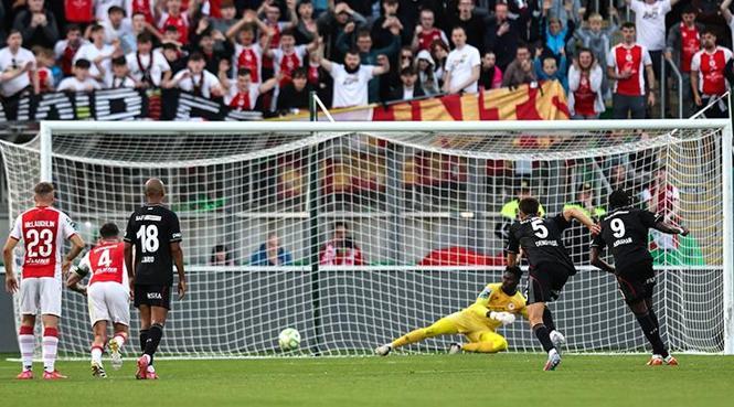 Abraham hat-trick yaptı, fark dörde çıktı!
