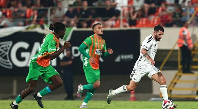 Rafa Silva dar açıdan kaleyi bulamadı!