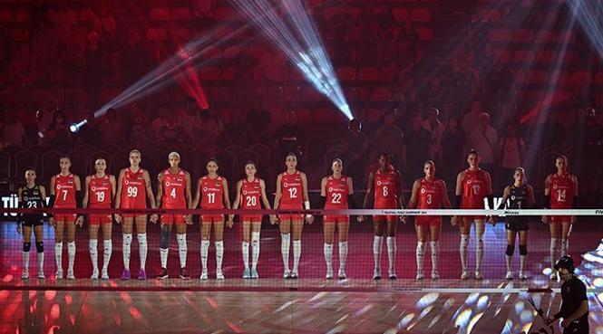 İLK SET BİZİM: 30-28