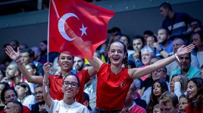 12 DEV ADAM İLK ŞAMPİYONLUĞUN PEŞİNDE