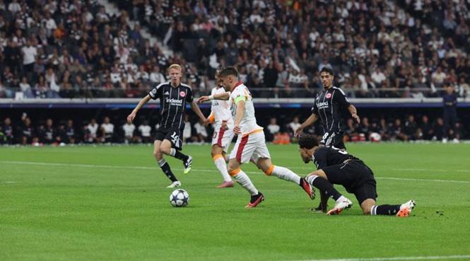 İLK YARI SONA ERDİ