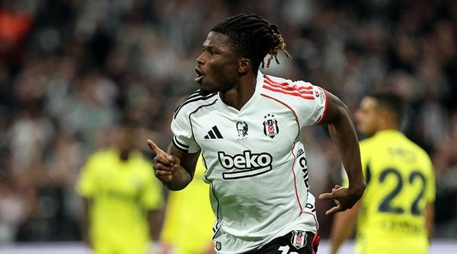 Beşiktaş derbide öne geçti