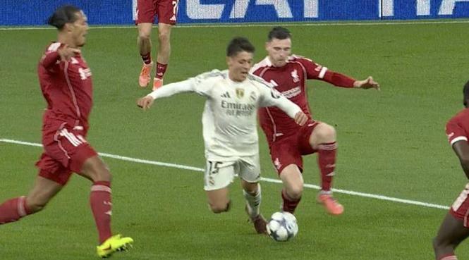 ARDA YERDE KALDI, PENALTI KARARI ÇIKMADI!