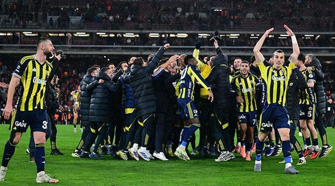 Fenerbahçe şampiyonluğu kutluyor