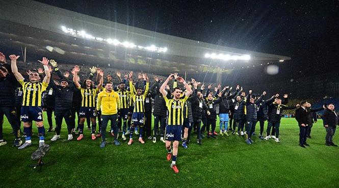 Futbolcular taraftarları selamlıyor