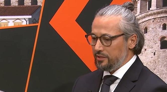 İlhan Mansız sahnede