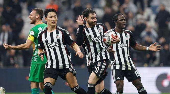 Orkun Kökçü sahneye çıktı