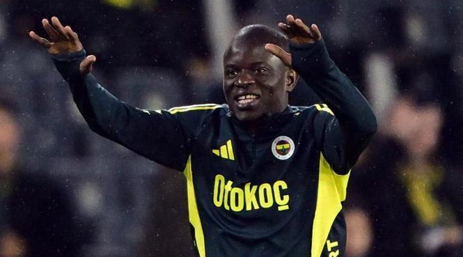 Kante maç öncesi taraftarı selamladı