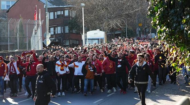 Galatasaray taraftarı Dolmabahçe'de!