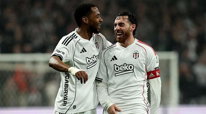 Orkun Kökçü sahnede