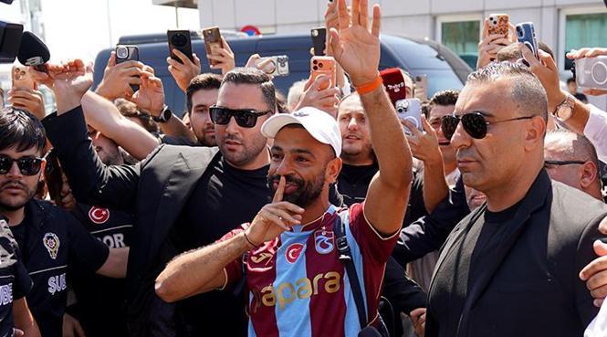 HAVALİMANINDAN İLK ÜÇLÜ