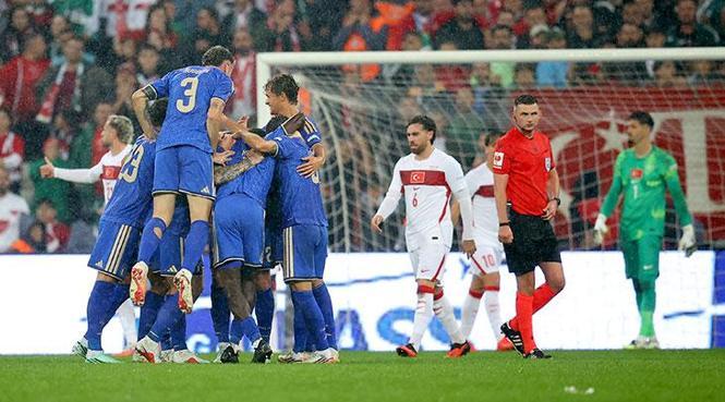 İTALYA HEZİMETİ VE TRİBÜNLERDEN İSTİFA ÇAĞRISI